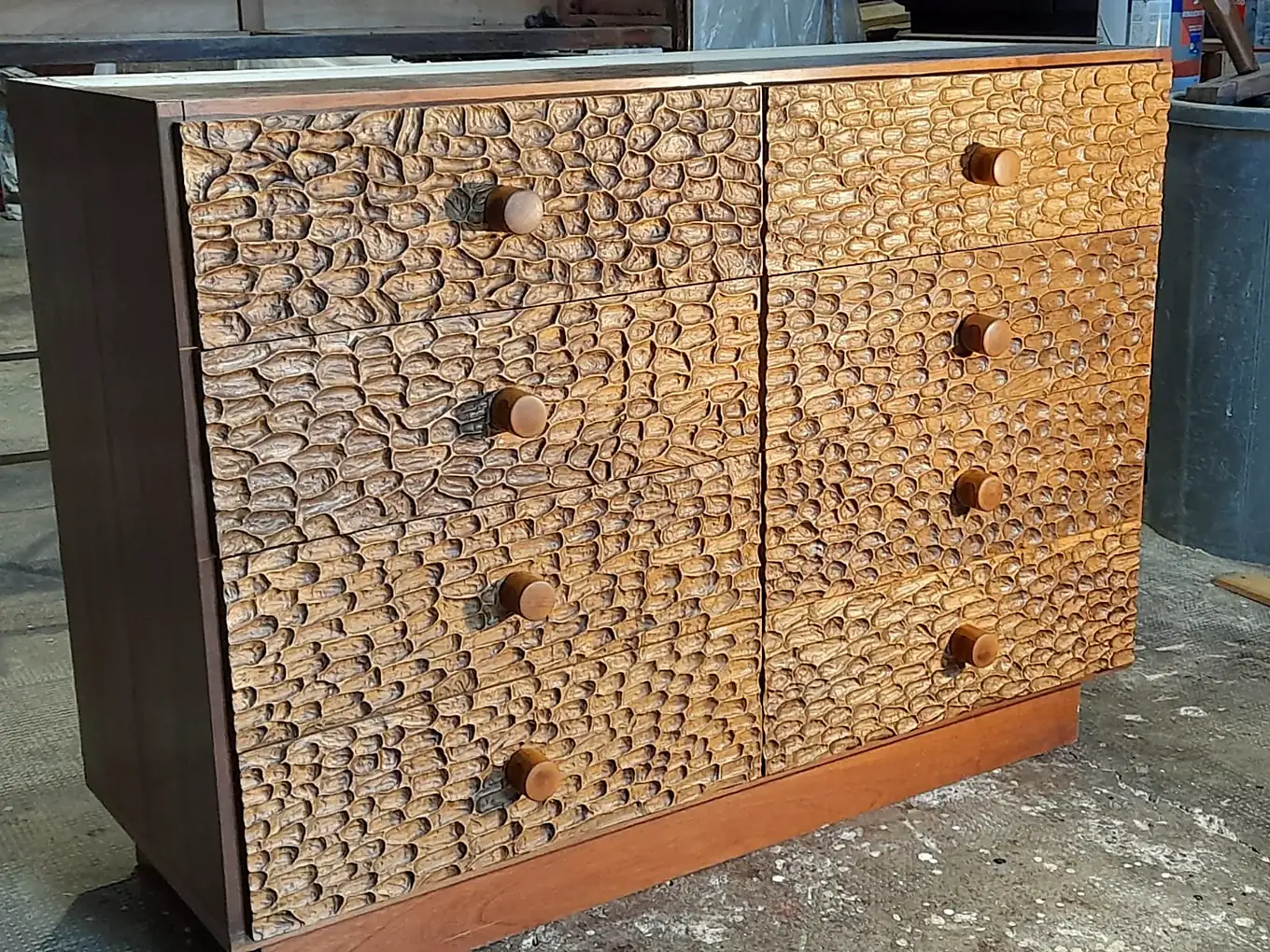 Cassettiera a ciottoli intagliati