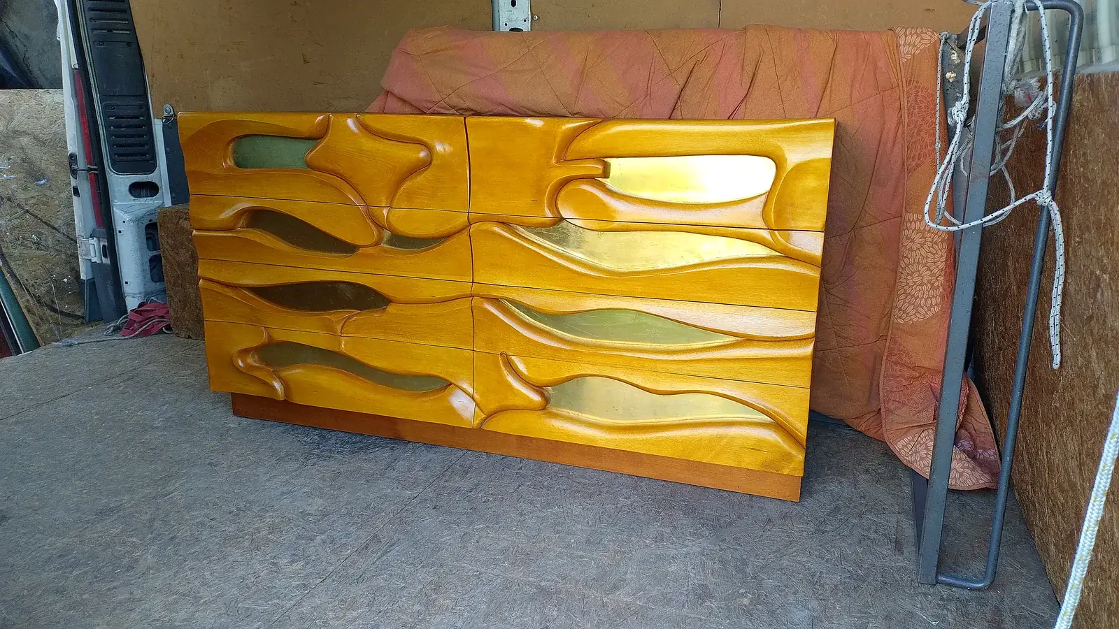 Cassettiera scultorea a rilievo