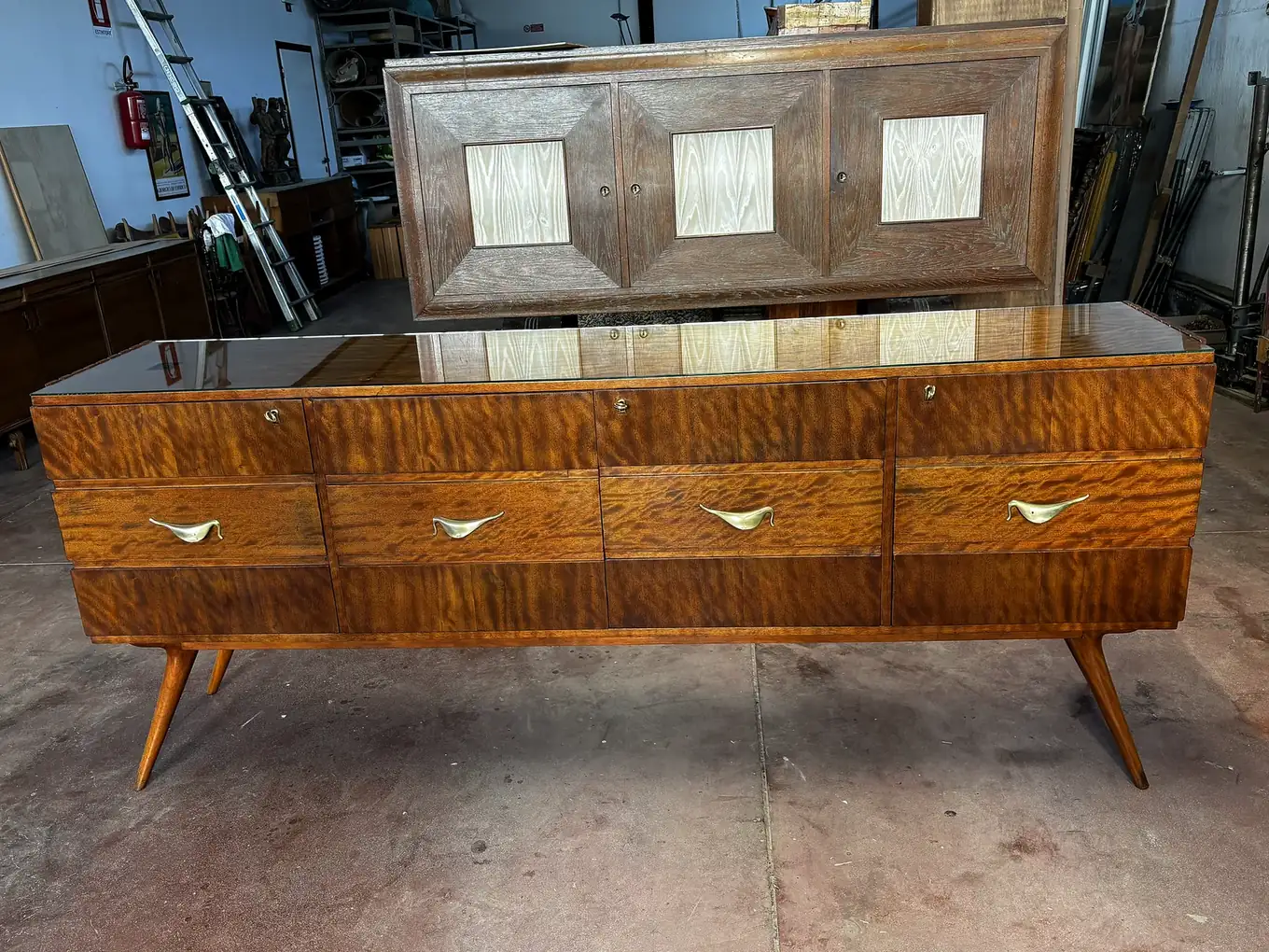 Credenza su gambe affusolate