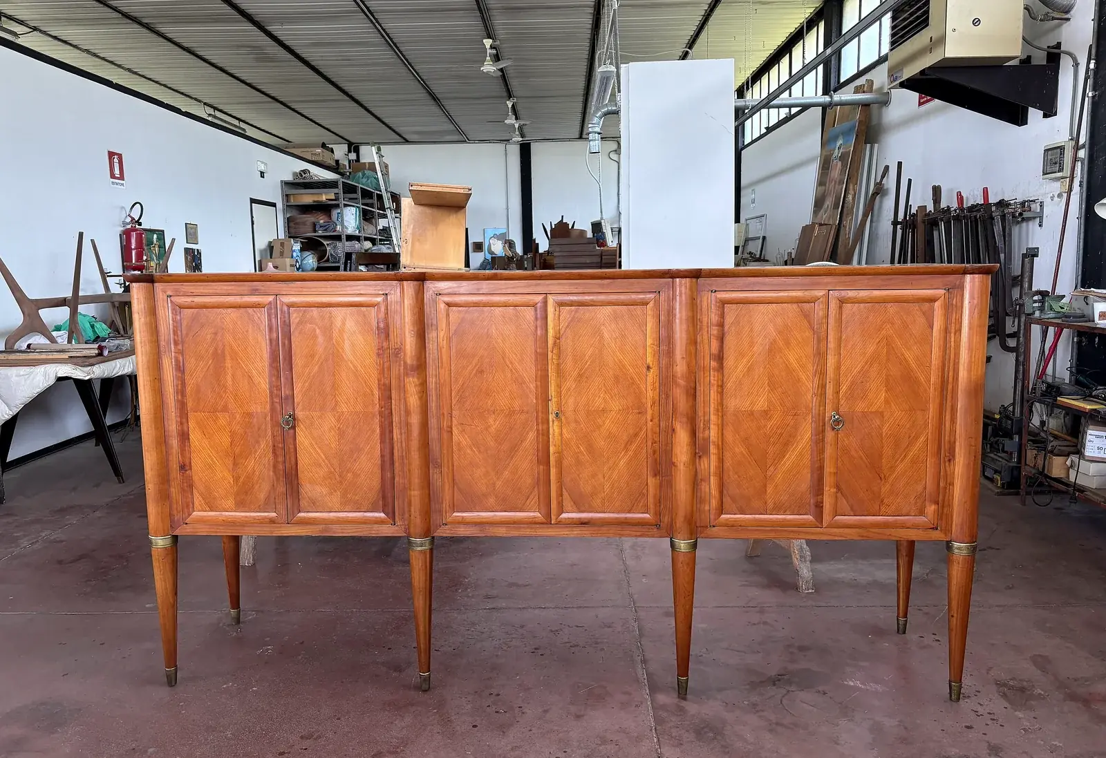 Credenza con puntali in ottone