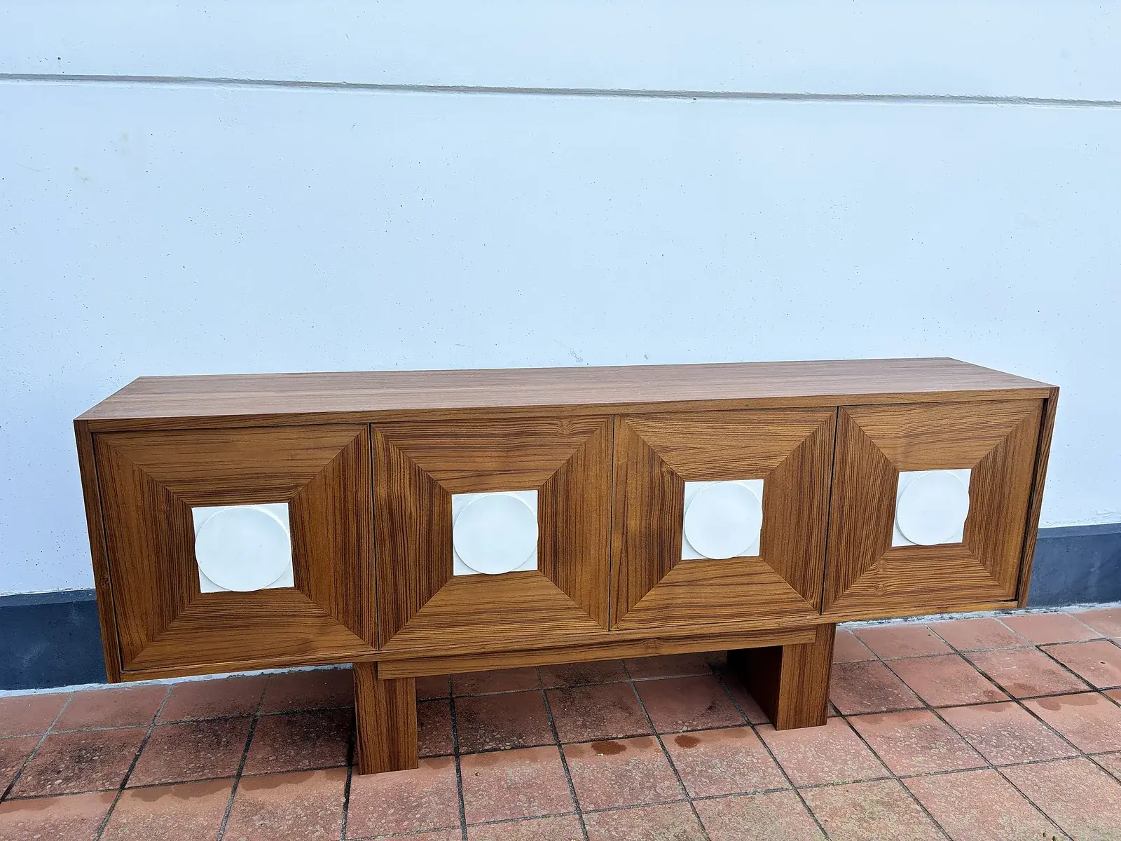 Credenza a riquadri con formelle