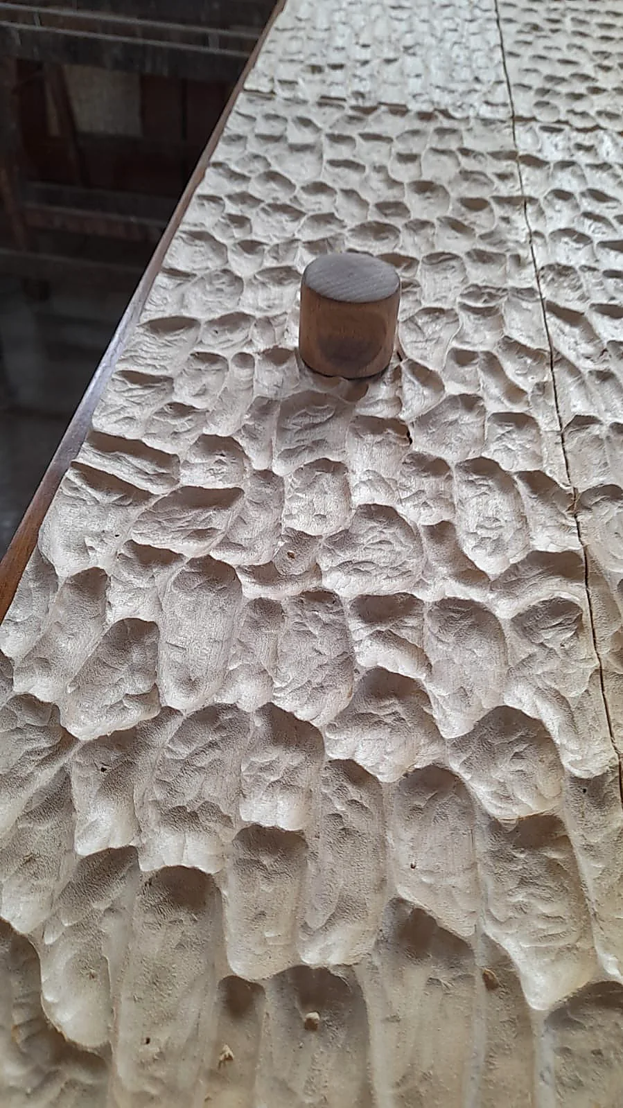 Superficie scolpita a mano con pomolo in legno