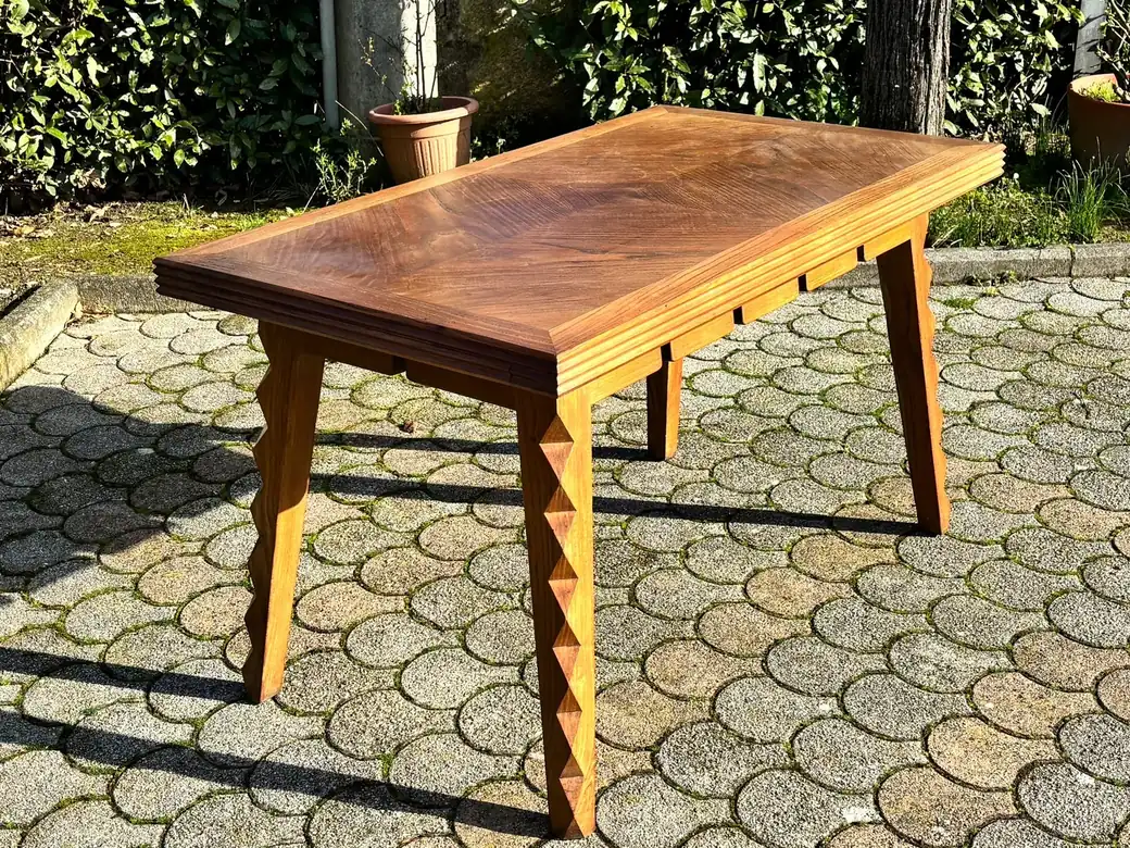 Tavolo con piano intarsiato